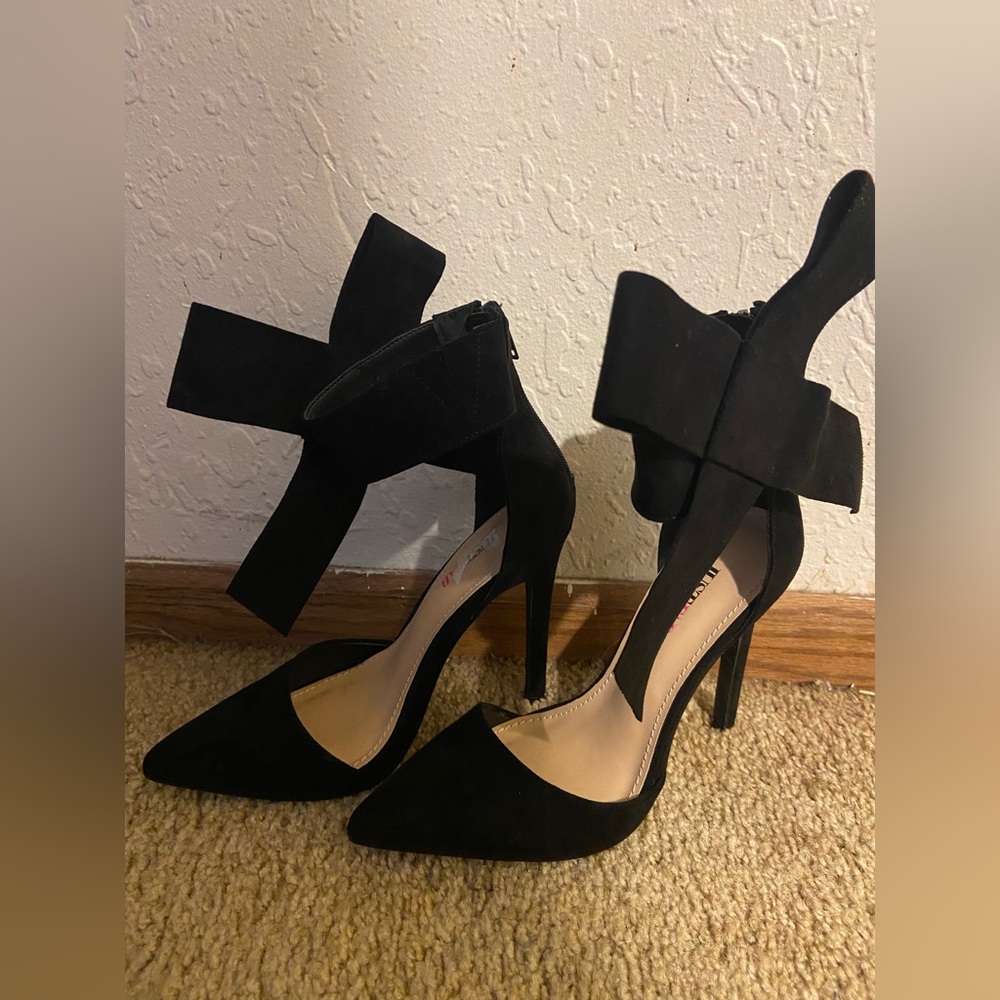 Selling these cute black heels with a cute black bow on it. 🎀 Size 5.5 US